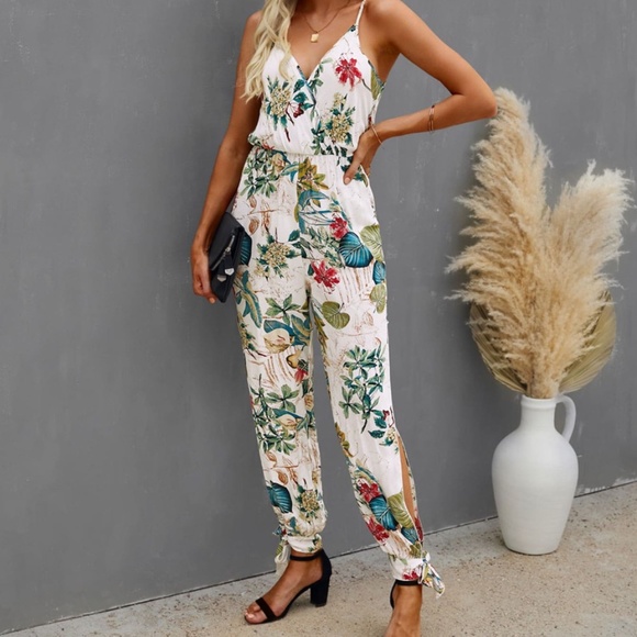 Floral print White v neck pocket cami jumpsuit - Picture 2 of 5